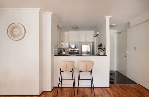 Sydney Central Business District Apartment | 3BR CBD Apartment | Pool, Parking, Gym, Skylines