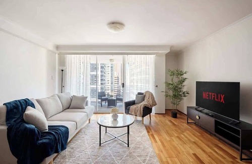 Sydney Central Business District Apartment | 3BR CBD Apartment | Pool, Parking, Gym, Skylines