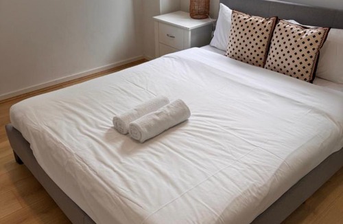 Warwick Farm Apartment | 3Br in Liverpool For 8 ppl with Free 2 Parking Spots