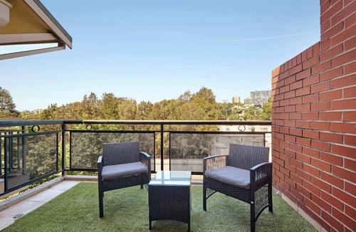 Woolloomooloo Apartment | 3BR Penthouse on Palmer with City Views, Parking
