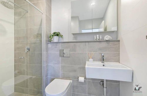 Waterloo Apartment | 3KM to CITY KOZY 2BED APT FREE PARKING NWA133