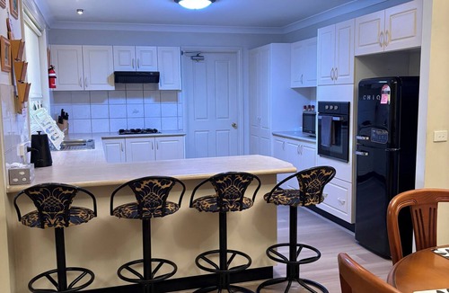 Cecil Hills Bed & Breakfast | 4 BEDROOM HOUSE IN CECIL HILLS NSW