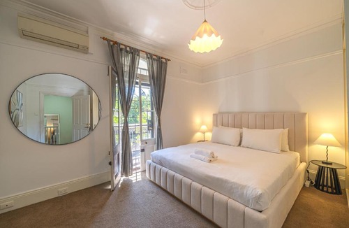 Glebe Apartment | 4BR Glebe Home Near Sydney Fish Market w Parking