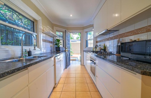 Glebe Apartment | 4BR Glebe Home Near Sydney Fish Market w Parking