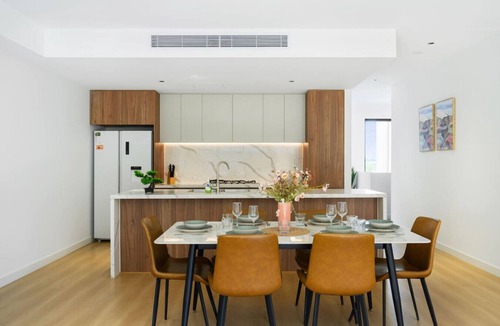 Box Hill House | 4BR Spacious Townhouse in Box Hill | Sleeps 8