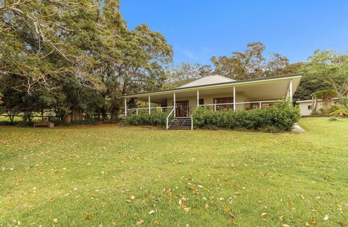 Coomba Bay House | 5 bedroom Lake front farm Homestead. Close to Beaches. Sleeps 12 people.