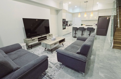 Oran Park House | 5 Beds in 4 Bedroom House in Oran Park