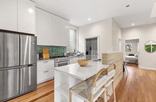 Bondi Beach Apartment | 5BR Sunny Bondi Home Steps to Beach for 13