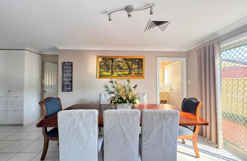 Glenmore Park Villa | 6 Bedroom Pool House Sleeps 15 Blue Mountains Penrith Group Accommodation