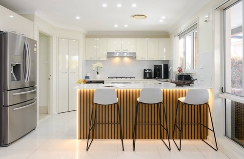 Moorebank House | 6BR House & Gym, Walk to Moorebank Train Station
