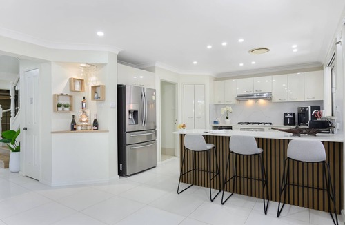 Moorebank House | 6BR House & Gym, Walk to Moorebank Train Station