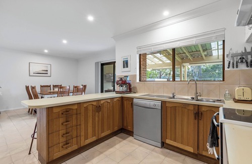 Narrawallee House | A beach entertainer, 2 min walk from the ocean. Pet friendly