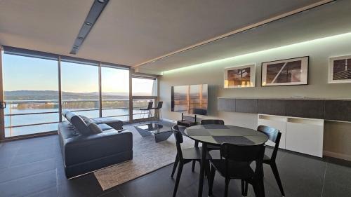 City West Apartment | A breathtaking lake view in NewActon Canberra