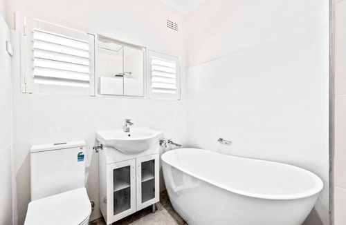 Abbotsford House | Abbotsford · Renovated family home close to the water's edge