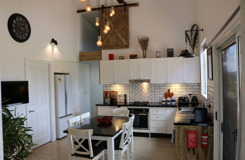 Curraweela House | Abercrombie Ridge - Lux LODGE and Spa Retreat - Pet-friendly
