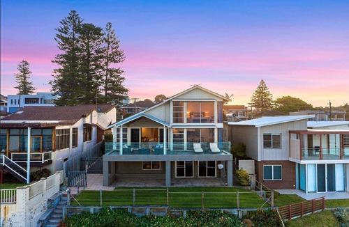 Shellharbour House | Absolute Beachfront 4 bedroom luxury property Just 1 & 1/2 hrs south of Sydney