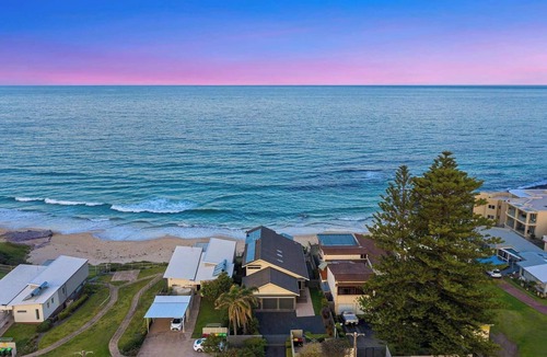 Shellharbour House | Absolute Beachfront 4 bedroom luxury property Just 1 & 1/2 hrs south of Sydney