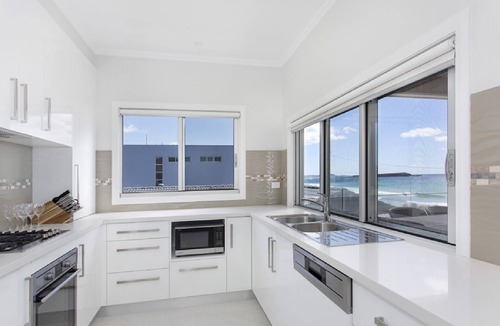 Warilla Apartment | Absolute Beachfront Holiday Apartment w Panoramic Ocean Views