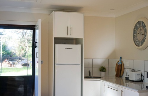 Kurrajong Cabin | Adorable private creekside cabin with outdoor bath