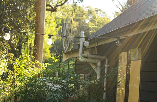 Kurrajong Cabin | Adorable private creekside cabin with outdoor bath