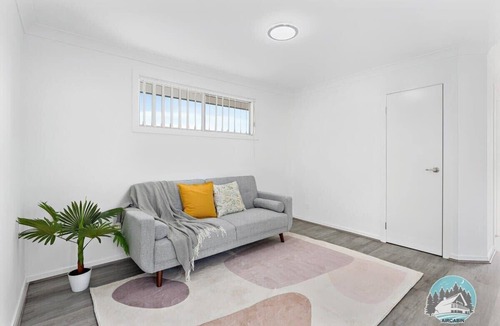 Edmondson Park House | Aircabin - Edmondson Park - 4 Beds Comfy House