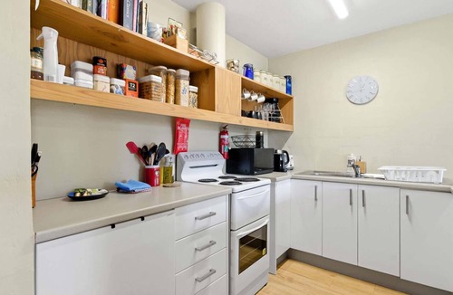 Kingston Apartment | Airy & Arty 2-Bed – Old Kingston Meets Foreshore