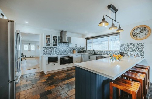 Glenquarry House | Alderwood Homestead, the stylish country escape! Sleeps 14 with 3 living areas, wet bar, fireplace, ducted heat/AC, BBQ deck, pet-friendly yard & private dam. Perfect for families & groups, 8 mins to cafes, wineries & shops in Southern Highlands.