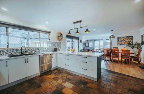 Glenquarry House | Alderwood Homestead, the stylish country escape! Sleeps 14 with 3 living areas, wet bar, fireplace, ducted heat/AC, BBQ deck, pet-friendly yard & private dam. Perfect for families & groups, 8 mins to cafes, wineries & shops in Southern Highlands.