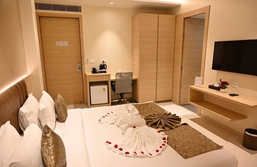 Gomti Nagar Hotel | All Seasons