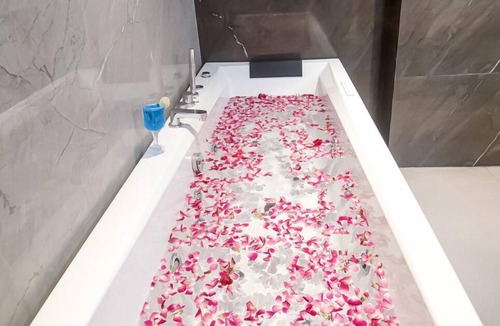 Gomti Nagar Hotel | All Seasons