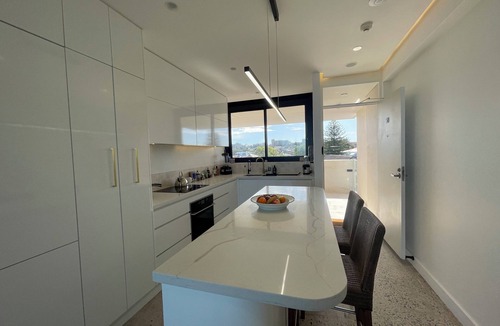 Tamarama Apartment | Amazing Beach Views from 5th Floor Apartment
