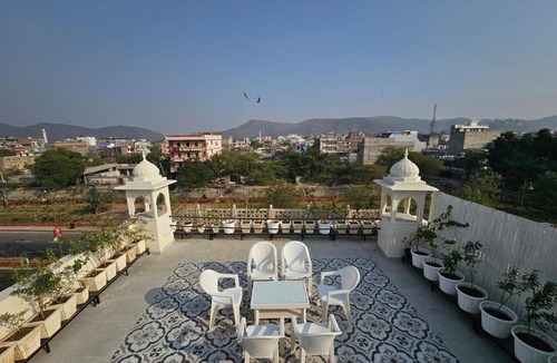 Amer Fort Road Apartment | Amber in the dunes by hnh