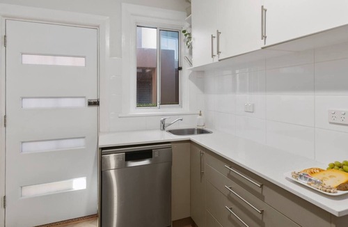 Wollongong CBD Apartment | Annies Escape Elegant Coastal Style by the Beach