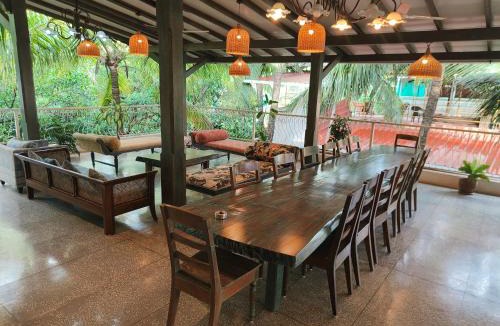 Morjim Villa | ANTIQUE VILLA with a Pool for company of 14-20 , 10 min walk Morjim Beach
