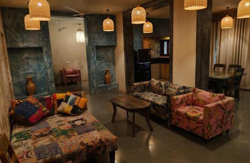 Morjim Villa | ANTIQUE VILLA with a Pool for company of 14-20 , 10 min walk Morjim Beach