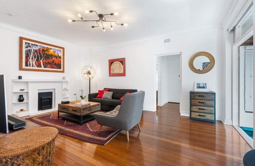 Bellevue Hill Apartment | Art-Deco Gem in Midlothian Opposite Beach