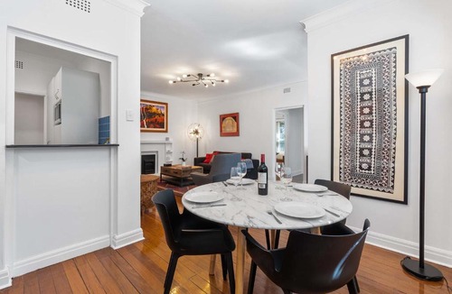 Bellevue Hill Apartment | Art-Deco Gem in Midlothian Opposite Beach
