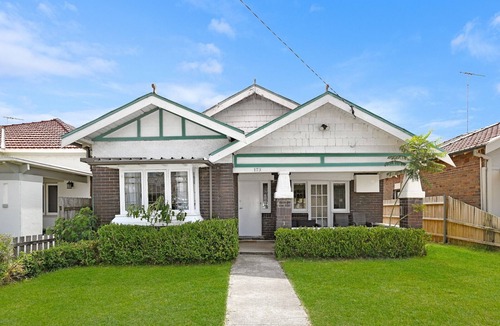 Kensington House | Art Deco Home with Games Room/Vape Room - 10mins to Stadium & Beach!