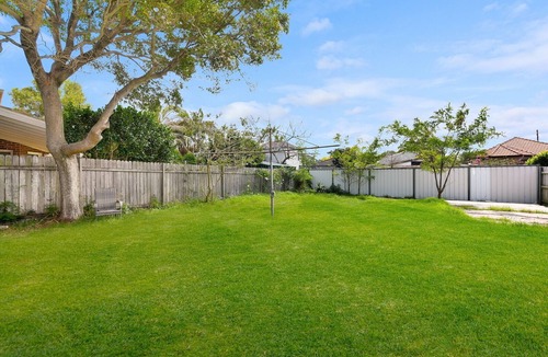 Kensington House | Art Deco Home with Games Room/Vape Room - 10mins to Stadium & Beach!