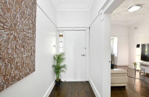 Kensington House | Art Deco Home with Games Room/Vape Room - 10mins to Stadium & Beach!