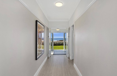 Avoca Beach House | Avoca Beach House - Uninterrupted Beachfront