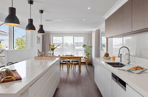 Salamander Bay House | Baie de Salamandre - modern & minimalist two-storey holiday home located close to the beach