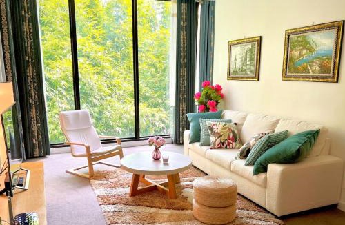 Waterloo Apartment | Bamboo Grove Retreat with Infinity Pool 竹林幽居无边泳池
