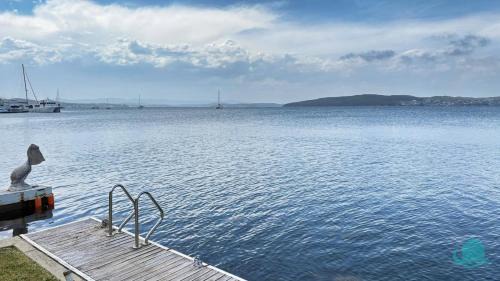 Marks Point House | Banyandah - Home on the Water