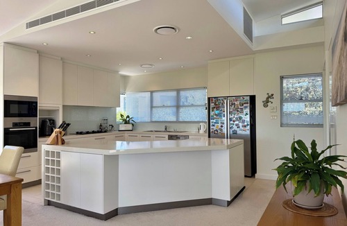Little Bay House | Beach House | Heated Pool | Golf Course | Pet-Friendly | Late Check-Out Sundays