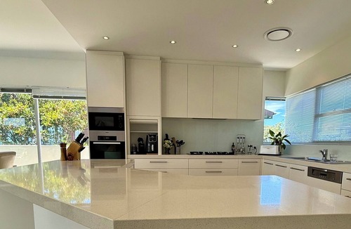 Little Bay House | Beach House | Heated Pool | Golf Course | Pet-Friendly | Late Check-Out Sundays