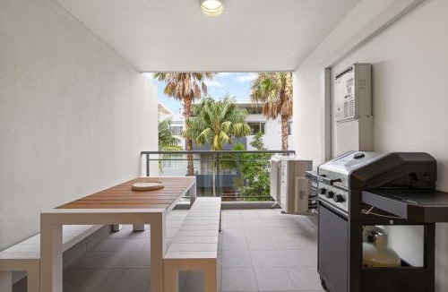 Narrabeen Apartment | Beach & Lake Narrabeen Apartment with Outdoor BBQ