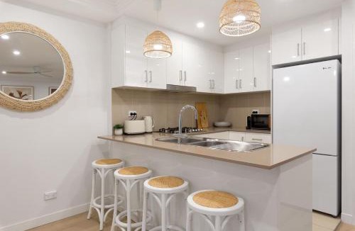 Narrabeen Apartment | Beach & Lake Narrabeen Apartment with Outdoor BBQ