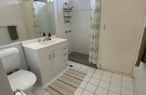 Long Jetty House | Beach shack, walk from beach and Entrance baths.