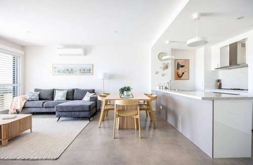 Caves Beach Apartment | Beachside Bliss 3BDR mins to Caves Beach & Bistros